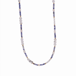 Dettaglio della collana con perle d'acqua dolce, pietre blu e ciondolo a cuore bianco puro