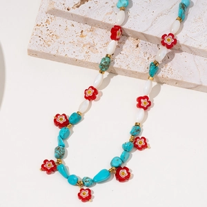 Bunte Halskette mit blauen Türkis-Perlen, roten Harzblumen und Edelstahl-Zwischenperlen