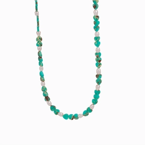 Dettaglio della collana con pietre a cuore turchese e perle d'acqua dolce bianche