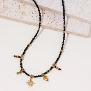 Collier en perles de spinelle noire avec pendentifs dorés main de Fatma, lune et étoile