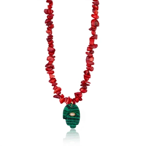 Détail de collier en pierres rouges avec pendentif main de fatma verte et zircon clair