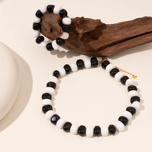 Ensemble collier et bracelet en perles de céramique noir et blanc avec cœur doré