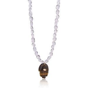 Vue détaillée du pendentif main de Hamsa en oeil de tigre sur un collier de perles