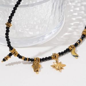 Collier en perles de spinelle noire avec pendentifs dorés main de Fatma, lune et étoile