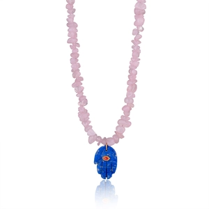 Vue détaillée d'un collier en quartz rose avec un pendentif Main de Fatma en pierre bleue