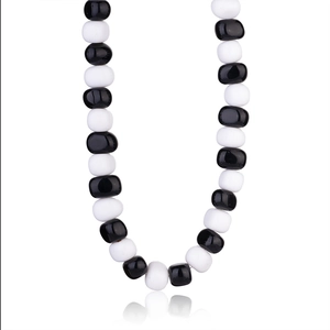 Collier élégant en perles de céramique noires et blanches polies pour femme au quotidien