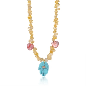 Collier bohème avec pierres jaunes, cœurs roses et pendentif Main de Fatima bleu