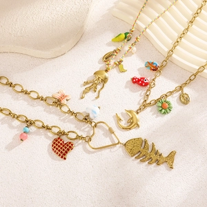 Collana in corda di cotone colorata con ciondoli marini come meduse e stelle marine