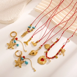 Collier minimaliste français cordon rouge avec pendentifs dorés et perles chic