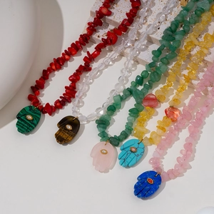 Colliers pendentifs Main de Fatma bohèmes avec pierres naturelles colorées et dorures