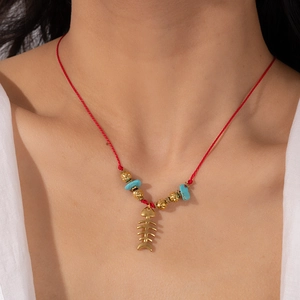 Collier cordon rouge style français avec pendentif arête de poisson doré et perles turquoise