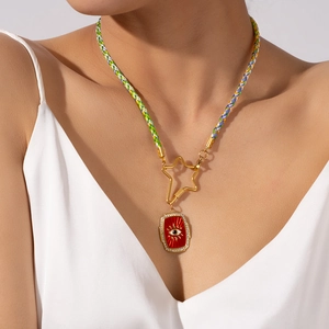 Collier tressé écailles de dragon avec pendentif œil maléfique rouge et accent étoile
