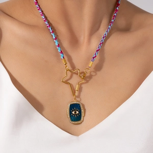 Collier en corde colorée avec pendentif œil bleu et mousqueton étoile dorée élégant