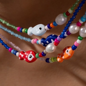 Collier en perles de céramique colorées avec pendentif poisson et perles d'eau douce