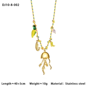 Dettaglio della collana in corda di cotone colorata con ciondolo a medusa dorata