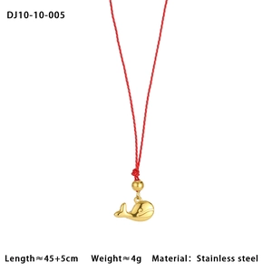 Détail du collier en corde rouge avec pendentif baleine dorée en acier inoxydable