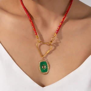 Collier en corde tressée avec pendentif œil maléfique et fermoir cœur doré chic