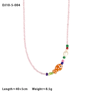 Détail du collier bohème avec perles roses, perle nacrée et pendentif de poisson orange