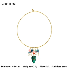 Goldenes Edelstahl-Choker-Halskette mit Malachit-Herzanhänger und Evil-Eye-Detail