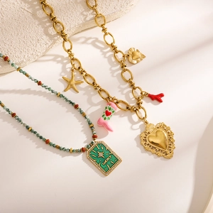 Vintage-Edelstahlkette mit grünen Steinperlen, Lucky-Anhänger und Herz-Charms