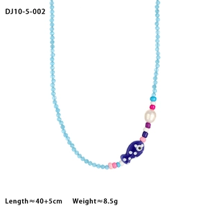 Détail du collier de perles bleues avec perle d'eau douce et pendentif poisson bleu