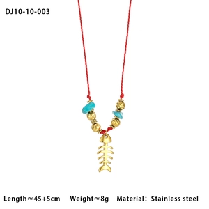 Détail du collier cordon rouge avec perles dorées, pierres bleues et pendentif poisson