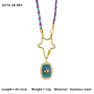 Détail du pendentif œil bleu émaillé avec cordon rose-bleu et mousqueton étoile