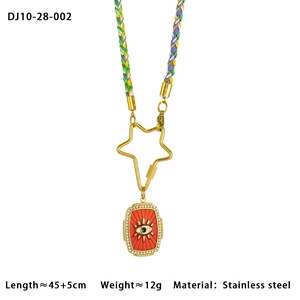 Détail du collier en corde colorée avec pendentif étoile œil maléfique orange