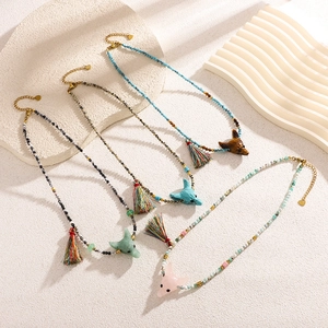 Set di collane boho con perline, pendente a testa di lupo e nappe colorate