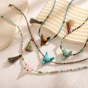 Set di collane boho con perline e ciondolo testa di lupo e nappe colorate