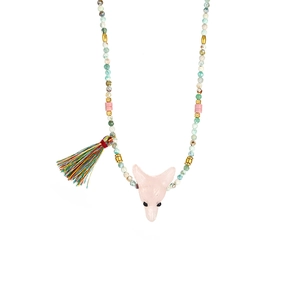 Dettaglio del ciondolo a volpe in cristallo rosa e collana di perline con nappa arcobaleno