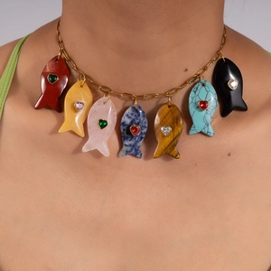 Collier en Acier Inoxydable pour Femme Pendentif Poisson Conque en Pierre Naturelle Sculptée à la Main Zirconia en Forme de Cœur