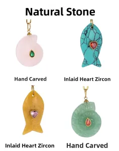 Vue détaillée de pendentifs en pierre naturelle sculptée à la main en forme de poisson et conque