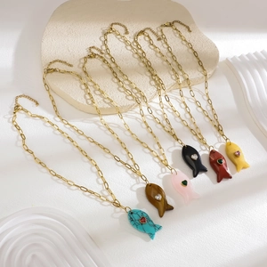 Collier en acier inoxydable doré avec pendentifs poissons en pierre naturelle