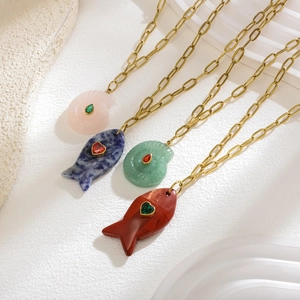 Quatre pendentifs océan en pierre avec zircons sur chaînes trombone dorées pour femme
