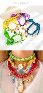 Detalle de collares de tela paisley bohemia con colgantes marinos y perlas elegantes