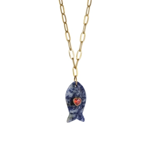 Détail du collier pendentif poisson en pierre bleue avec zircon coeur rouge et chaîne dorée