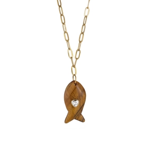 Détail du collier poisson avec pierre oeil de tigre et zircon en cœur sur chaîne dorée