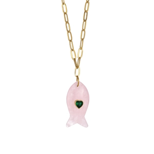 Détail d'un pendentif poisson rose avec zircon coeur vert sur chaîne dorée
