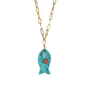 Détail du pendentif poisson en turquoise avec coeur rouge et chaîne à maillons dorés