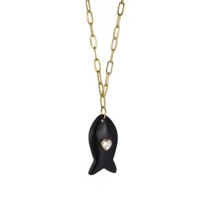 Détail du collier à maillons dorés avec pendentif poisson noir et zircon en forme de cœur