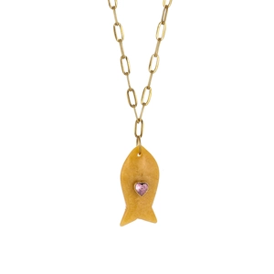 Détail du collier à maillons dorés avec pendentif poisson jaune et zircon coeur rose