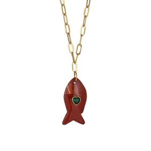 Détail du pendentif poisson en pierre avec zircon cœur et maillons de chaîne dorés