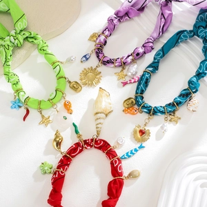 Collares de pañuelo bohemios con dijes de conchas y estrellas de mar de colores