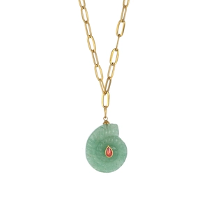 Collier chaîne trombone dorée avec pendentif escargot en pierre verte et zircon rouge