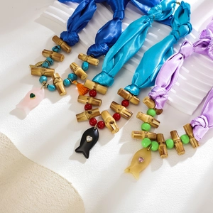 Boho-Halsketten aus bunter Seide mit Bambusperlen und Herz-Fisch-Anhängern