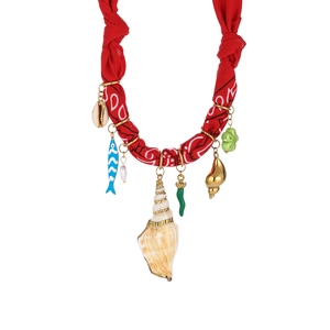Detalle del collar bohemio de tela roja con dijes de peces conchas y perlas