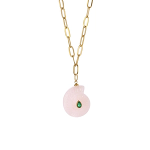Détail du collier pendentif escargot en pierre naturelle rose avec zircon vert et chaîne dorée