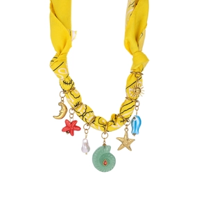 Collar de bufanda de seda amarilla con colgante de nautilo, estrella de mar y sol