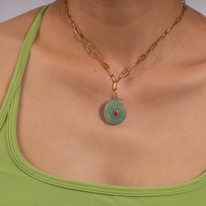Collier pendentif escargot en pierre naturelle verte et zircon rouge sur chaîne dorée